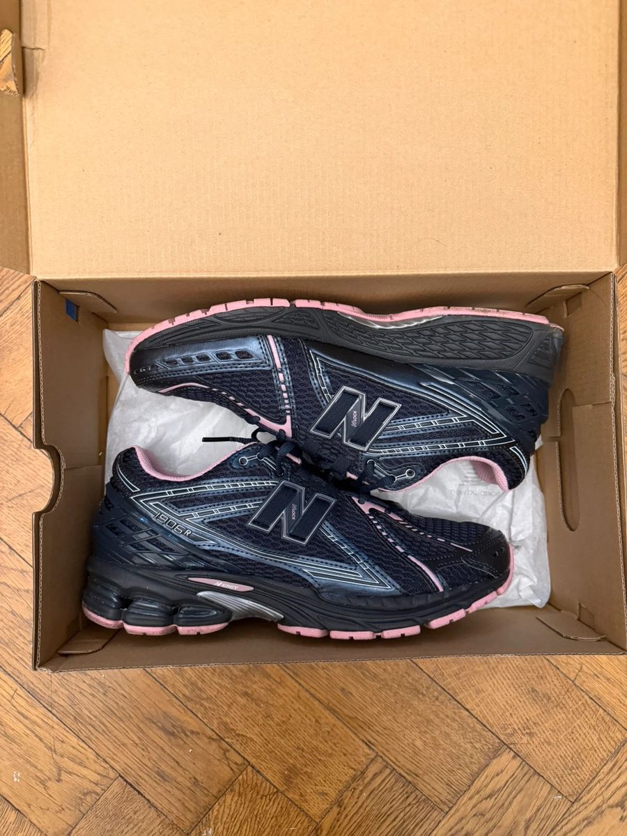 New Balance 1906 black / pink sneakers